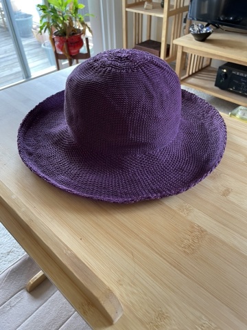 Violet hat A well-shaped sun hat